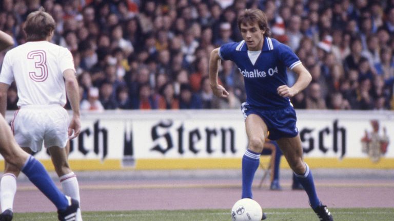 In der Saison 1976/77 prangt erstmals der Schriftzug „Schalke 04“ auf der königsblauen Brust. Auch wenn das Vereinswappen dafür weichen musste, wurde S04 mit diesem Trikot immerhin Vizemeister. 
