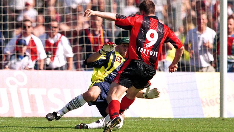 EINTRACHT FRANKFURT 1998/99:
Mit dem 5:1-Sieg gegen den 1. FC Kaiserslautern gelang den Hessen das wohl größte Nichtabstiegs-Wunder der Bundesliga-Historie. Legendär: Das entscheidende Übersteiger-Tor von Jan-Aage Fjörtoft in der Nachspielzeit.