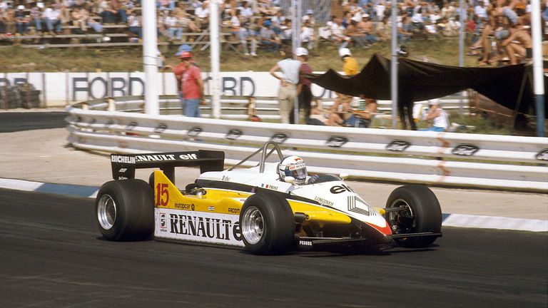 1982: In seinem weiß-gelben Renault gewinnt der Franzose Alain Prost das erste Rennen des Jahres,  den Grand Prix von Südafrika, Gesamtsieger wird allerdings ein anderer. 
