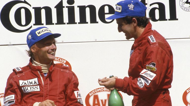 1984: Alain Prost triumphiert in seinem McLaren beim Großen Preis von Brasilien.  Sein Teamkollege Niki Lauda (links) kann beim Auftaktrennen aufgrund von elektrischen Problemen nicht starten. Am Ende wird er jedoch trotzdem Weltmeister.