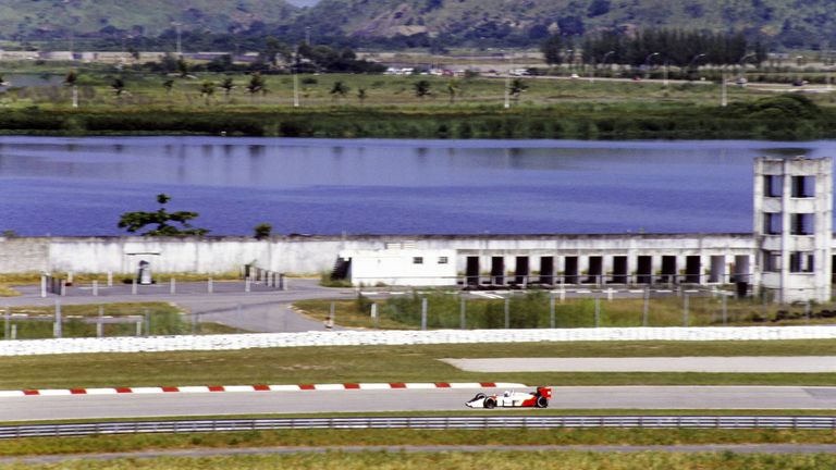 1988: Kein Gegner in Sicht? Alain Prost beginnt auch diese Saison in Brasilien souverän und kommt im Ziel mit fast zehn Sekunden Vorsprung vor dem Zweitplatzierten an. 