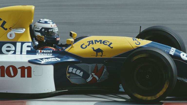 1993: Drei Jahre muss Alain Prost auf seinen nächsten Start-Ziel-Sieg warten, denn 1992 nahm er an keinem Formel-1-Rennen teil. Doch dann ist er wieder voll da und fährt sofort vorne mit, nicht mehr mit Ferrari sondern mit Willliams. 