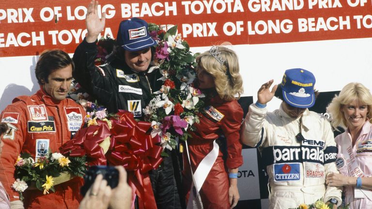 1981: Wie bereits im Vorjahr heißt der Sieger des ersten Rennen Alan Jones. Doch der damals noch drittplatzierte Nelson Piquet (rechts) schafft es, ihm am Ende den Weltmeistertitel abzunehmen. 