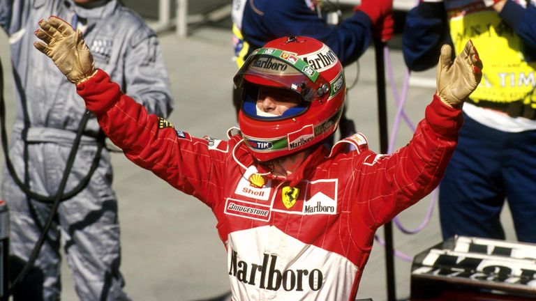 1999: Eddie Irvine setzt sich mit Ferrari im ersten Rennen im australischen Melbourne an die Spitze. Der spätere Weltmeister schied bei diesem Rennen aus.