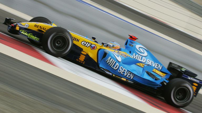 2006: Fernando Alsonso und sein Rivale Michael Schumacher liefern sich in dieser Saison mehrere Zweikämpfe. Sowohl im ersten Rennen in Bahrein sowie bei der Endabrechnung verweist der Renault-Pilot seinen deutschen Konkurrenten auf den zweiten Platz.
