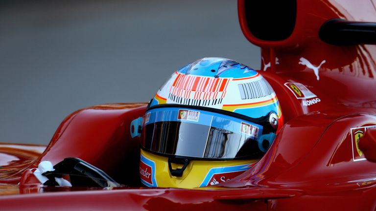 2010: Fernando Alonso liegt die Strecke in Bahrein. 2010 findet der Auftakt wieder in Sakhir statt und prompt steht der Spanier im ersten Rennen wieder oben auf dem Podest.
