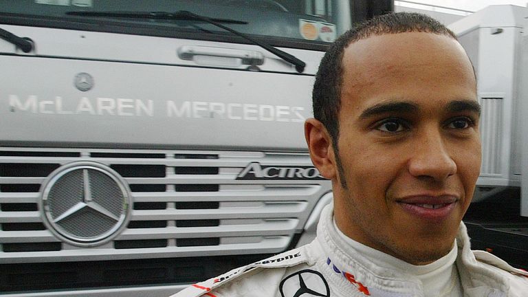 2008: In seiner zweiten Formel-1-Saison sichert sich McLaren-Pilot Lewis Hamilton direkt das Double. Im Albert Park siegt er zu Beginn der Saison und stellt damit die Weichen für seinen Gesamttitel.