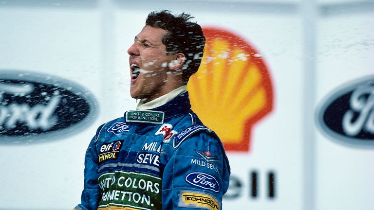 1994: Der Sieger des GP von Brasilien heißt Michael Schumacher. Er gewinnt das erste Rennen und schlussendlich den Weltmeistertitel. Damit leitet er eine neue Ära ein. Überschattet wird sein Titelgewinn durch den tragischen Tod von Ayrton Senna.