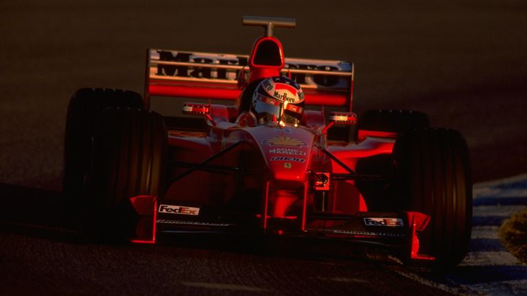 2000: Vier Jahre lang fährt Michael Schumacher zwar immer vorne mit doch für den nächsten Start-Ziel-Sieg reicht es erst wieder nach der Jahrtausendwende: Sieg beim Rennauftakt in Australien und Triumph in der Fahrerwertung für den Ferrari-Fahrer.