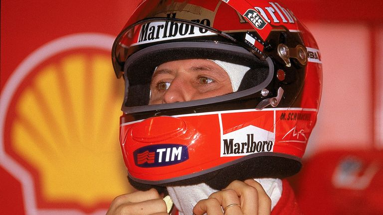 2001: Im Jahr darauf das gleiche Spiel. Erster Platz im Auftaktrennen in Australien und nach neun Rennsiegen am Ende der verdiente Weltmeistertitel. Für Ferrari fährt Schumacher damit in der sechsten Saison den zweiten Titel ein. 