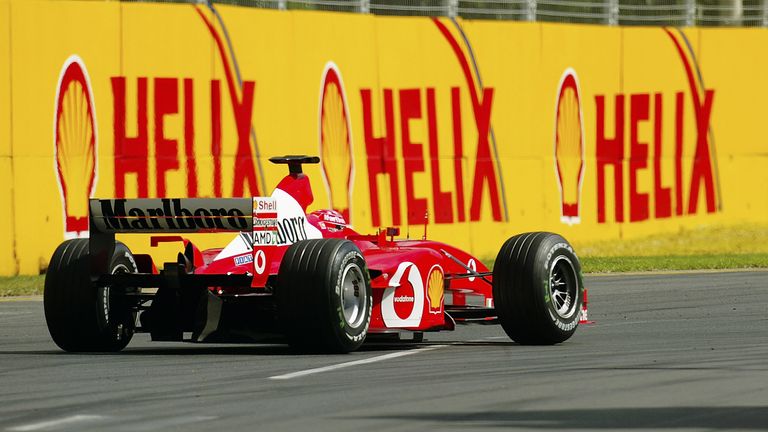 2003: Michael Schumacher und die Scuderia ziehen davon. Es ist der vierte Titel in Folge für den Deutschen. Seine Konkurrenten bekommen ihn auf der Strecke meist nur von hinten zu sehen. 