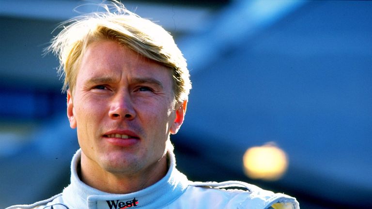 1999: Mit zwei Punkten Vorsprung gewinnt Mika Häkkinen die Fahrerwertung vor Eddie Irvine. In der Kontrukteurswertung setzt sich Irvine mit Ferrari aber doch vor Häkkinen und McLaren.  