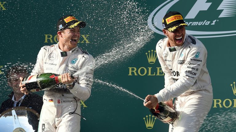 2016: Alleingang von Mercedes. Dieses Mal hat Nico Rosberg die Nase vorn und sichert sich  sowohl den ersten als auch den Gesamtsieg. Hamilton in diesem Jahr trotz etlicher Einzelsiege am Ende nur Zweiter.