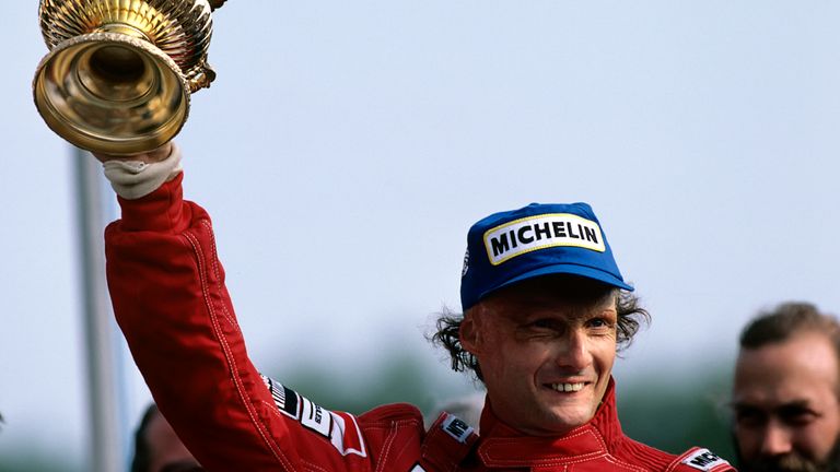 1984: Niki Lauda muss sich im letzten Rennen des Jahres seinem McLaren-Teamkollegen Prost geschlagen geben, der Gesamttitel ist ihm aber auch mit Platz zwei sicher. 