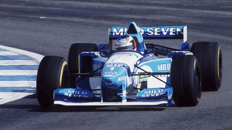 1995: Im blau-weißen Benetton fährt Michael Schumacher erneut den "Doppel-Sieg" ein. In Brasilien startet er noch von Rang zwei, doch am Ende setzt er sich doppelt vor Mitstreiter Damon Hill - im ersten Rennen und in der Gesamtwertung. 