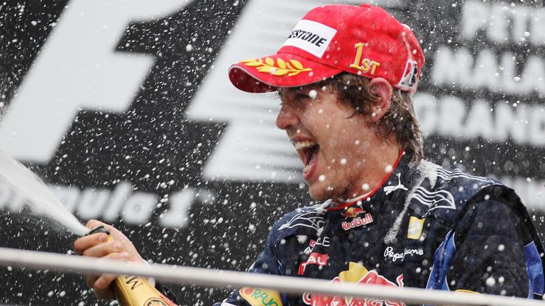 2010: Sebastian Vettel und Red Bull haben Grund zu Freude: Mit zarten vier Punkten Vorsprung sichert er sich vor Fernando Alonso den Sieg der Fahrerwertung. 