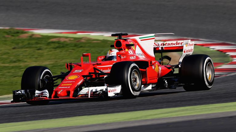 2017: Australien liegt Sebastian Vettel. Es ist das dritte Mal, dass er mit Ferrari den Auftakt dort gewinnt. Weltmeister Hamilton wird in diesem Rennen Zweiter.