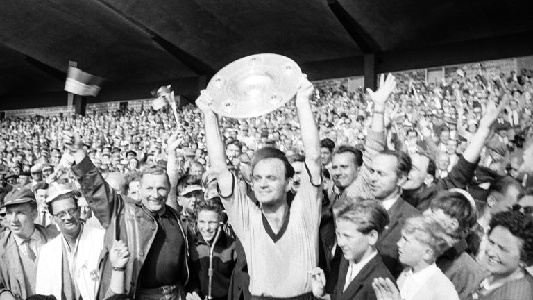 Obwohl der BVB bereits im Jahr 1909 gegründet worden war, steigen wir im Jahr 1957 ein. In diesem Trikot stemmt Kapitän Alfred 'Adi' Preissler die Meisterschale in die Luft. Im Finale besiegt der BVB den Hamburger SV mit 4:1.