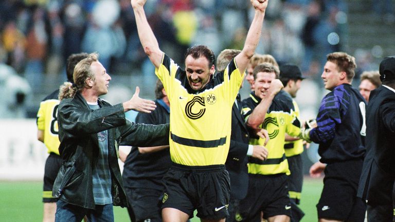 Dortmund steht fußballerisch auf dem Olymp und gewinnt 1997 das Champions-League-Finale gegen Juventus Turin. Das CL-Sieger-Trikot hat bei jedem echten Fan einen Ehrenplatz verdient. Auffällig hier der schwarze Streifen auf Bauchhöhe.