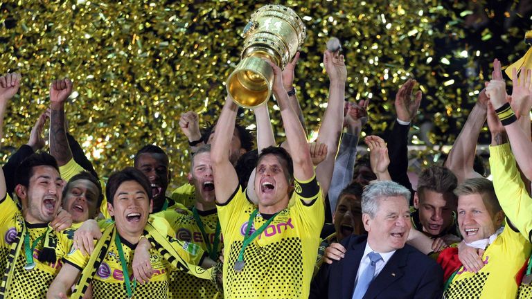 Mit dem Wechsel von eon zu evonik kam auch die erfolgreiche Zeit zurück zum BVB. Im Jahr 2011 gewann man endlich wieder den Meistertitel: mit einem frischen Trikot in Pünktchen-Optik.