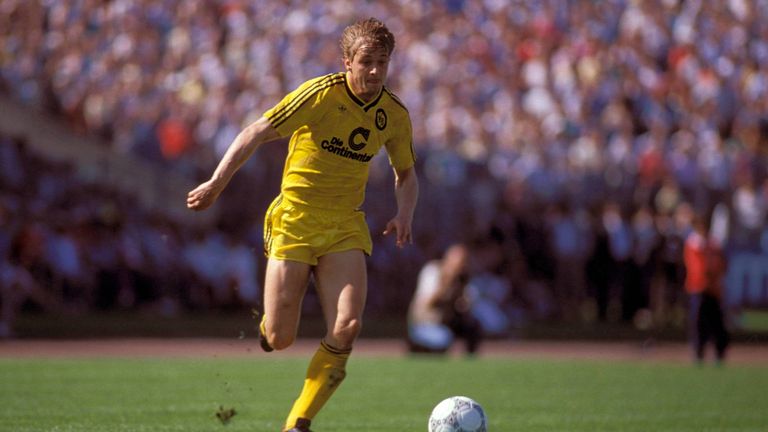 Zur Saison 1986/87 wird UHU von die Continentale als Trikotsponsor abgelöst. In der Saison laufen die BVB-Spieler (hier Daniel Simmens) ganz in Gelb auf.