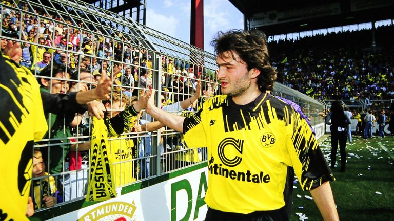 Zur Saison 1993/94 überraschte der BVB mit schwarzen Zick-Zack-Ärmeln. An der Farbkombination Schwarz-Gelb hingegen änderte sich nichts. Hier klatscht Stephane Chapuis mit den Fans ab.