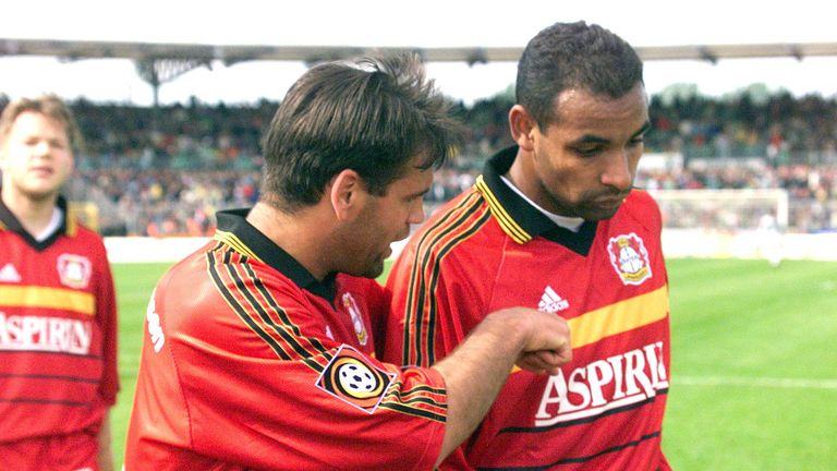 Lauschte genauestens den Anweisungen Ulf Kirstens: Emerson. Der Wandervogel stand von 1997 bis 2000 für Bayer Leverkusen auf dem Platz. Später führte in seine Karriere unter anderem zur AS Rom, Real Madrid und Juventus Turin.