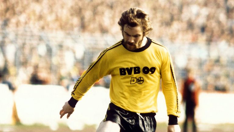Die Streifen an den Armen halten langsam Einzug bei den BVB-Trikots. Hier zu sehen: Ernst Savkovic im Jahr 1976. Die Farben Schwarz-Gelb entwickeln sich zu DER Farbe des BVB's.