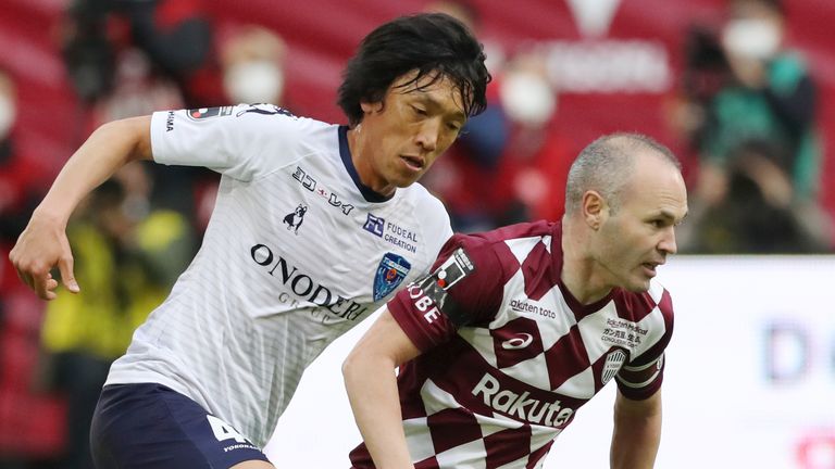 Andres Iniesta galt als Urgestein des FC Barcelona. Bereits als Jugendlicher kickte er 1996 erstmals für Barca und spielte bis 2018 im Profi-Team. Dann zog es den langjährigen Barca-Kapitän zum ehemaligen Podolski-Klub zu Vissel Kobe.