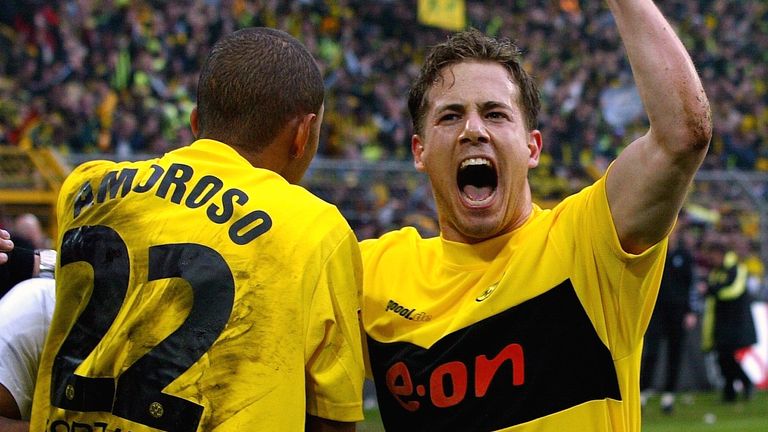 Lars Ricken (re.) jubelt im Jahr 2002 über die Meisterschaft der Dortmunder. Ein Jahr zuvor wurde eon neuer Sponsor der Schwarz-Gelben, die bei ihren Trikots wieder zurück zum Ursprung gehen: ein schlichtes gelbes Trikot plus Sponsor. 