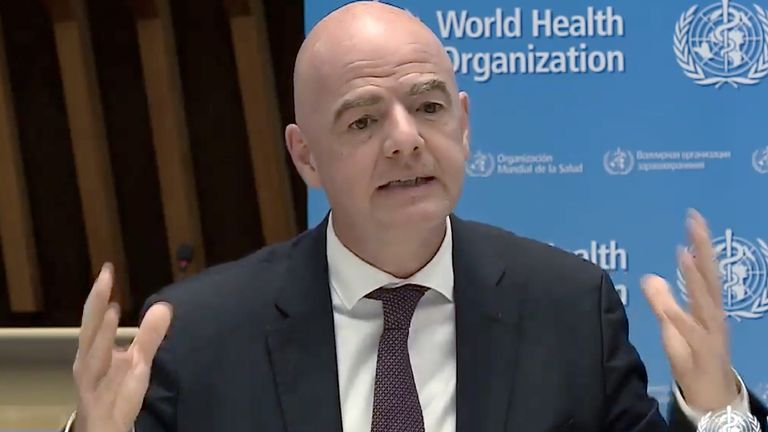 Gianni Infantino will sich erst nach dem Ende der Corona-Krise mit den wichtigen Fragen des Fußballs beschäftigen.