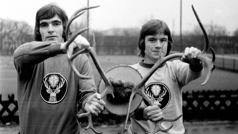 Ausgerechnet ein Hersteller hochprozentiger Alkoholika wurde 1973 der erste Trikotsponsor der Bundesliga. Offiziell zwar verboten, ersetzte Eintracht Braunschweig einfach das eigene Vereinswappen durch das Jägermeister-Logo. 