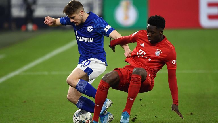 Jonjoe Kenny im Zweikampf mit Alphonso Davies.