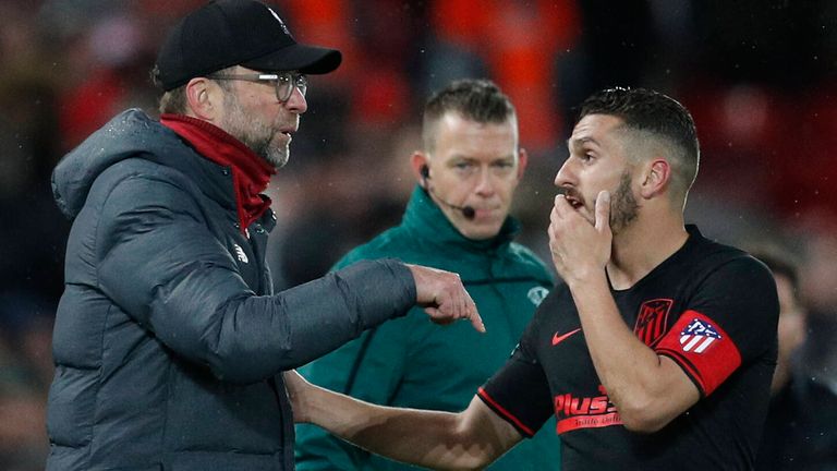 Jürgen Klopp (l.) haderte nach dem Aus in der Champions League mit dem Spielstil von Atletico Madrid um Kapitän Koke (r.).