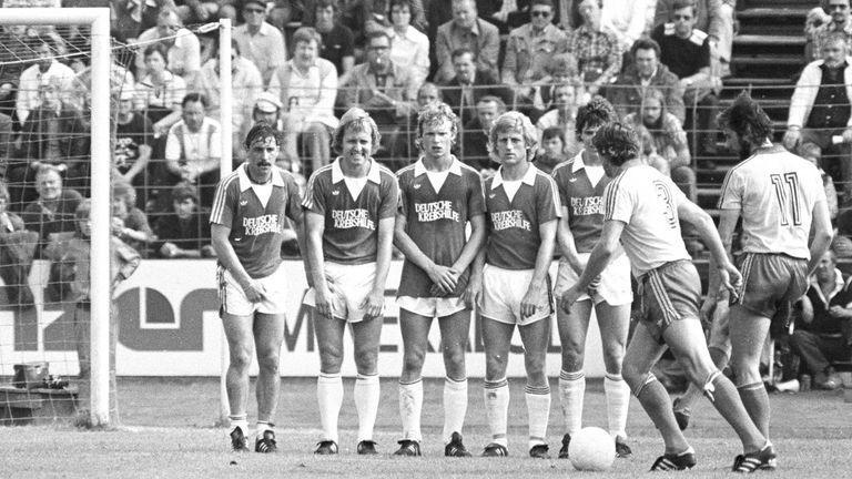 Es dauerte bis ins Jahr 1978, als Schalke erstmals mit einem Sponsor auf dem Trikot warb. Das Jersey mit dem Aufdruck "Deutsche Krebshilfe" können S04-Fans bis heute im Fanshop als Retroversion ergattern. 