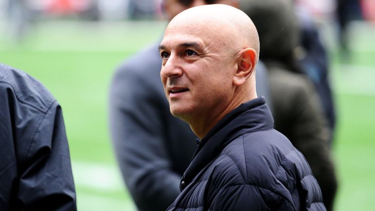 Spurs-Präsident Daniel Levy fordert, dass der Fußball ''raus aus seiner Blase'' müsse.