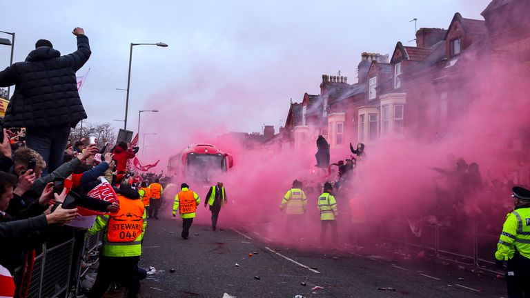 In der Saison 17/18 geht es auch international mal gegen Manchester City. Und nicht nur die Fans der Reds sind heiß auf das Viertelfinal-Hinspiel: Bereits nach 30 Minuten führt Liverpool 3:0. City findet nie wirklich in die Partie, verliert selbst das Rückspiel mit 1:2. 