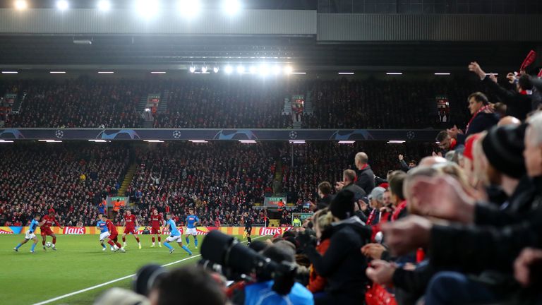 Kein K.O.-Spiel, dennoch ein wichtiges, ist die Partie Liverpools gegen die SSC Neapel am letzten Spieltag der Gruppenphase 2018/19. Liverpool muss gewinnen um ins Champions-League-Achtelfinale einzuziehen. Klopps Mannschaft hält dem Druck stand: Am Ende steht ein 1:0-Sieg.