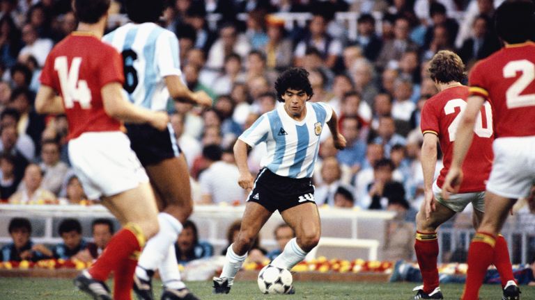 Diego Maradona ( 1977-1994): Bis heute ist Maradona die wohl größte argentinische Fußball-Legende der Historie. 90 Mal spielte der Offensivmann für Argentinien (34 Tore).