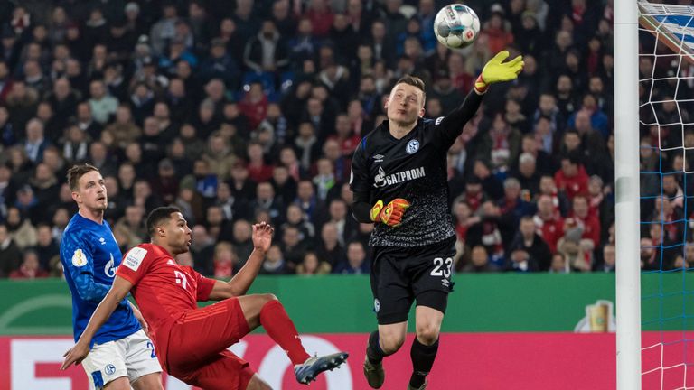 S04-Keeper Markus Schubert musste vor allem in der ersten Halbzeit wach sein.