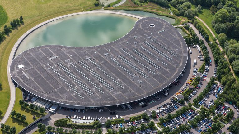 Auch im Technologie-Zentrum von McLaren in Woking leistet man Unterstützung für den Kampf gegen Corona. 