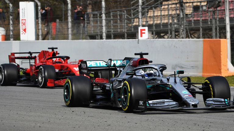 Mercedes überrascht in diesem Jahr bei den Testfahrten in Barcelona mit einem innovativen Lenk-System. Ferrari fährt aktuell eher hinterher.