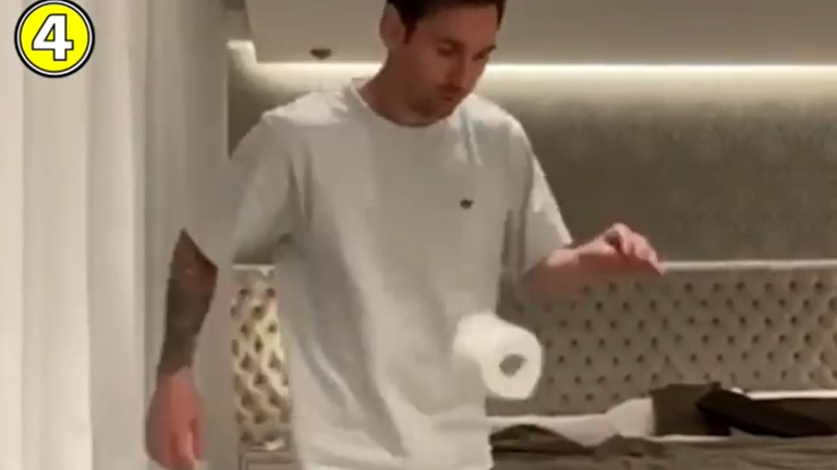 Lionel Messi jongliert mit einer Toilettenpapierrolle (Bildquelle: Instagram.com)