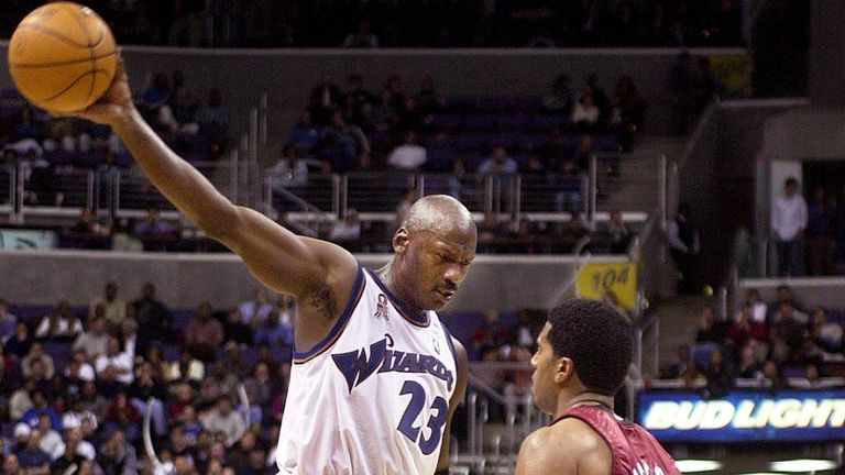 Einer der besten Basketballer der Geschichte - Michael Jordan - blieb jahrelang Chicago treu: Von 1984 bis 1998 (mit kurzer Auszeit) dominierte er die NBA und gewann mit den Bulls insgesamt sechs Meistertitel. Mit 38 Jahren wagte er 2001 ein Comeback und unterschrieb für zwei Jahre bei den Washington Wizards.