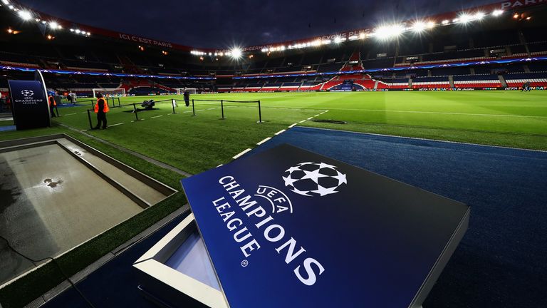 Beim Champions-League-Spiel Paris Saint-Germain gegen Borussia Dortmund bleiben die Ränge leer.