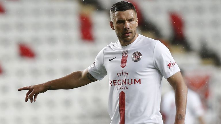 Lukas Podolski spielt trotz Corona derzeit Fußball - und das auch durchaus erfolgreich.