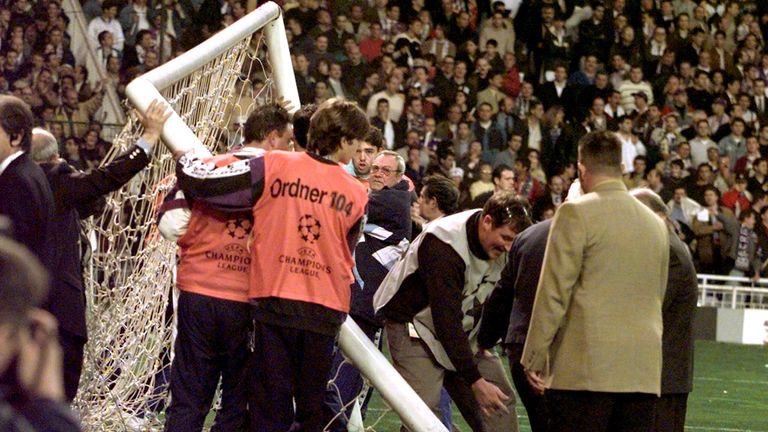 01. April 1998: Kein Scherz: Vor dem CL-Halbfinale zwischen Real Madrid und Borussia Dortmund muss erst einmal ein Tor ersetzt werden.