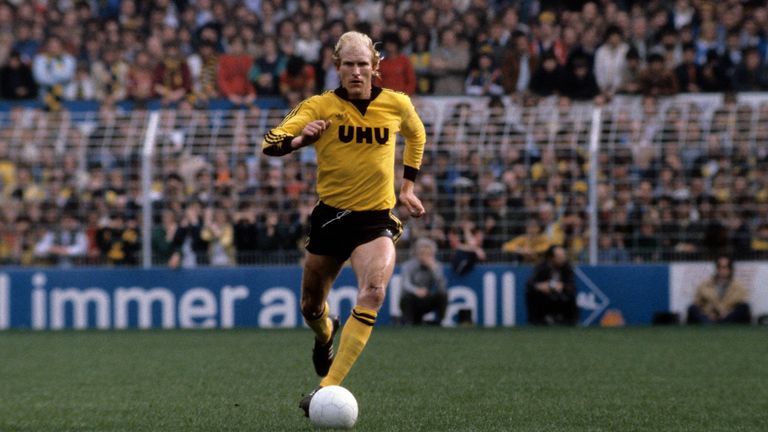 Ab der Saison 1980/81 hatte der BVB mit UHU (dem schwarz-gelben Kleber) einen promienten Deal ausgehandelt. Rolf Rüssmann sprintet im UHU-Trikot im Jahr 1981 mit dem Ball. Neu am Trikot ist auch der schwarze Kragen, den das gelbe Jersey schmückt.