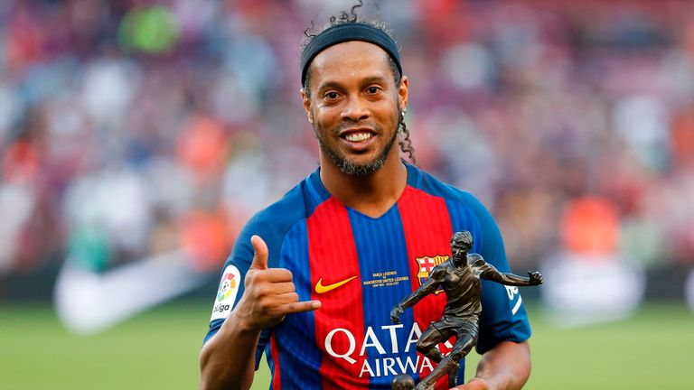 Ronaldinho überzeugt selbst hinter Gittern noch als Spitzen-Fußballer. 