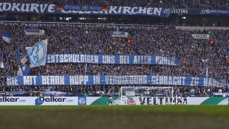 Schalke-Anhänger zeigen in der Nordkurve einen Banner. 